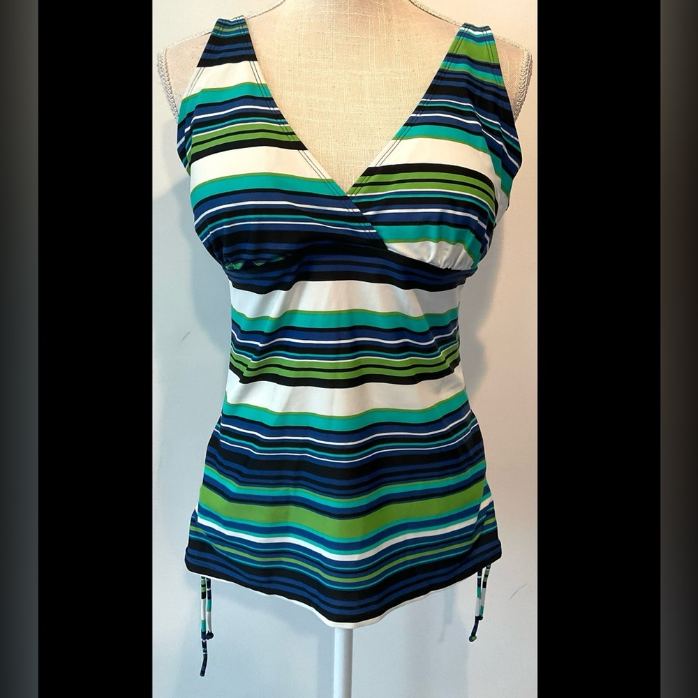 St. Johns Bay Women's Tankini Top - EUC